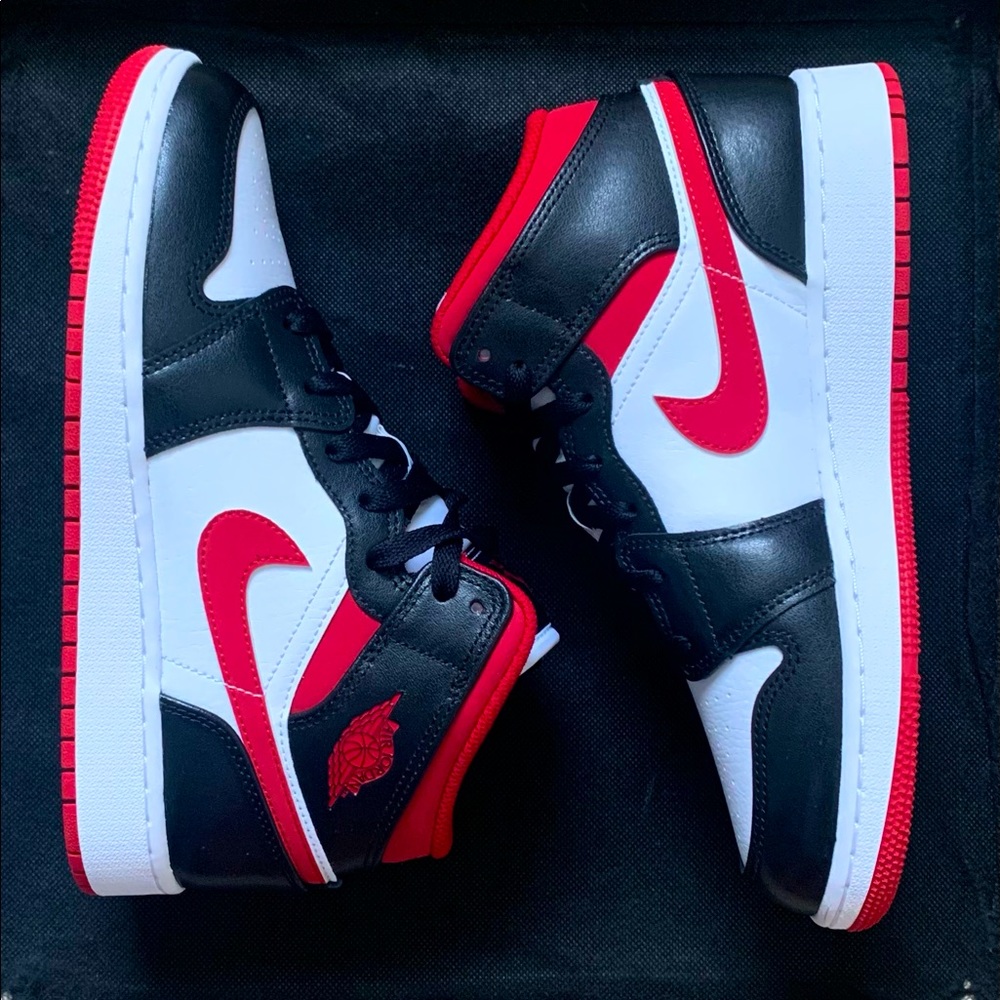 Air Jordan 1 Mid Black Gym Red